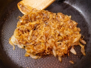 タマネギを飴色になるまで炒める