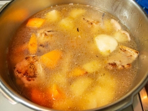 炒めた材料を合わせる