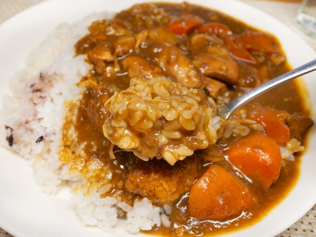 鶏ガラで作るチキンカレー１