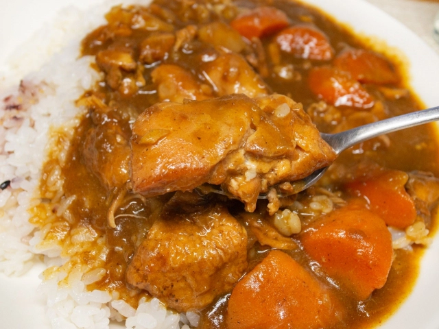 鶏ガラで作るチキンカレー２
