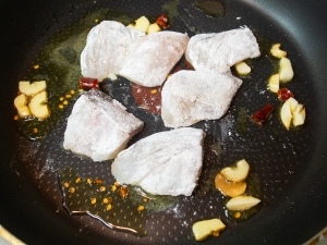 オリーブオイル、ニンニク、唐辛子、小麦粉をふった鱈の切り身