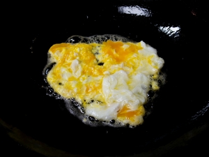卵を炒める
