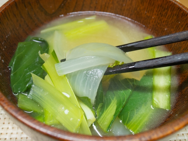 小松菜とタマネギの味噌汁