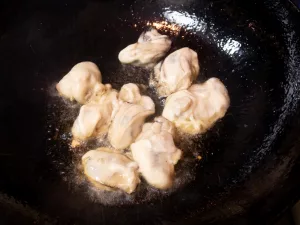 牡蠣を炒める