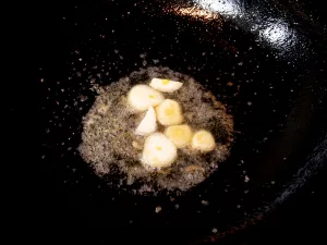 ニンニクを炒めて香りを出す