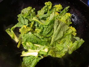 菜の花を炒める