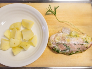 豚肉はオリーブオイル、ローズマリー、ニンニクにつけてしばらくおく