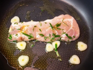 フライパンで豚肉をソテーする