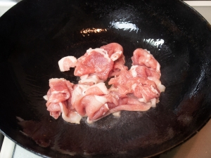 ごま油で豚肉を炒める