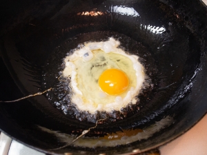 ごま油を熱して卵を割り入れる