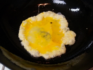 ごま油を熱して卵を入れる