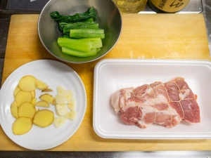 豚肉をたこ糸で縛る