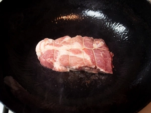 豚肉を焼く