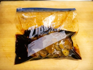 豚肉とタレをジップロックに入れる