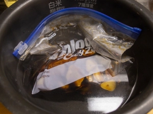 炊飯器の内釜にお湯と一緒に入れる