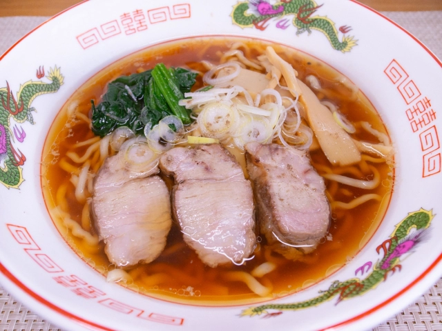 喜多方ラーメンに煮豚をトッピング