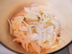 オリーブオイル、ニンニク、唐辛子、タマネギを炒める