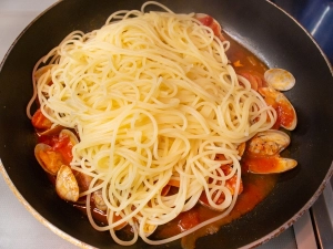 茹で上がったパスタを合わせる
