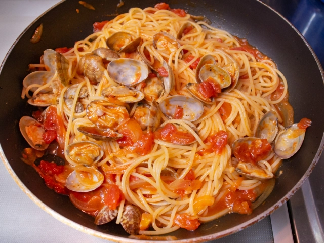 アサリのトマトソースパスタ