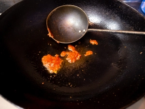 豆板醤を炒める