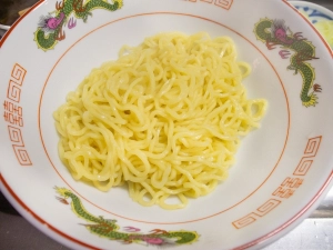 茹で上がった中華麺に味噌ースープを注ぐ