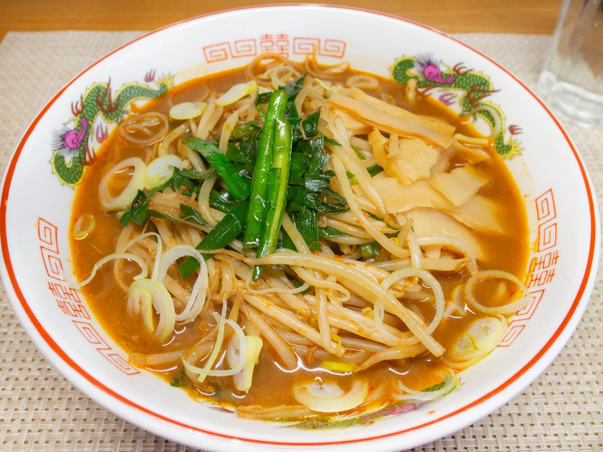ニラともやしのピリ辛味噌ラーメン