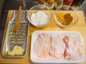 鶏もも肉、ヨーグルト、スパイス、ニンニクと生姜のすりおろし
