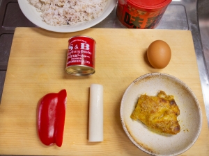 タンドリーチキン、卵、長ねぎ、赤パプリカ、カレー粉、ウェイパー、ご飯