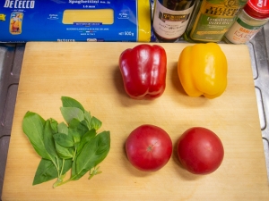 トマト、パプリカ、バジル