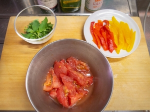 トマトは湯むき、パプリカは焦げ目がつくまでグリルで焼いて皮をむく