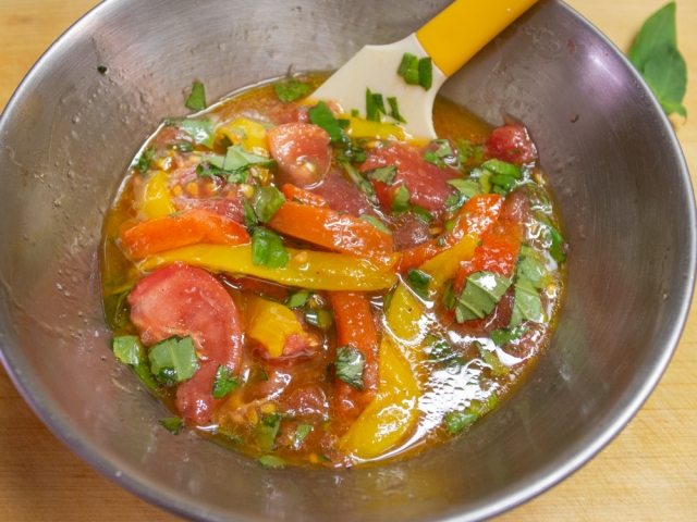 トマト、パプリカ、ビネガー、オリーブオイル、塩、胡椒をよく混ぜる