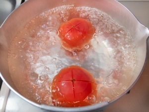 トマトは湯むきする