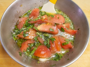 アサリのソース、トマト、バジル、ビネガー、オリーブオイル、塩を合わせる