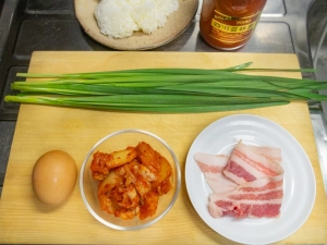 キムチ、豚バラ肉、卵、ニラ、ご飯、豆板醤