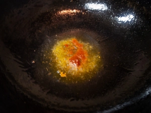 サラダ油で豆板醤を炒める