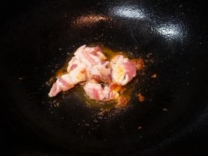 豚バラ肉を炒める