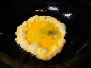 サラダ油を熱して卵を投入