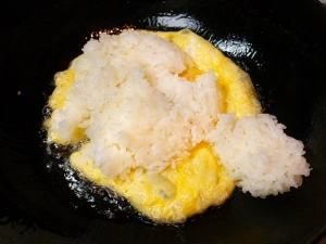 レンジで温めたご飯を加える