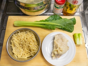 茹で鶏、スープ、中華麺、長ねぎ、小松菜、ごま油、おろしニンニク