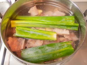 シャトルシェフの調理鍋に牛スジ、水、生姜、長ねぎを入れて煮る