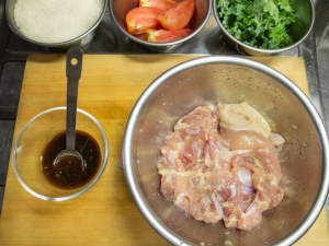 鶏もも肉にニンニク、生姜、日本酒、塩を揉み込んでおく