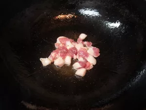 豚バラ肉を炒める