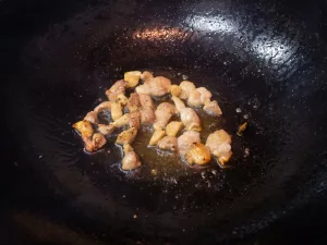 豚バラ肉がきつね色になるまで弱火で炒める
