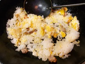 ご飯を突き崩しながら炒める