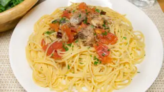 サバ缶とトマトのパスタ・ケールのサラダ