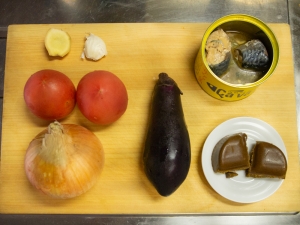サバ缶、茄子、トマト、たまねぎ、ニンニク、生姜、カレールー