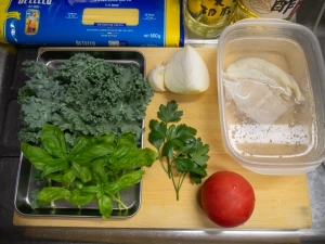 ケール、バジル、トマト、イタリアンパセリ、茹で鶏胸肉、たまねぎ、ニンニク