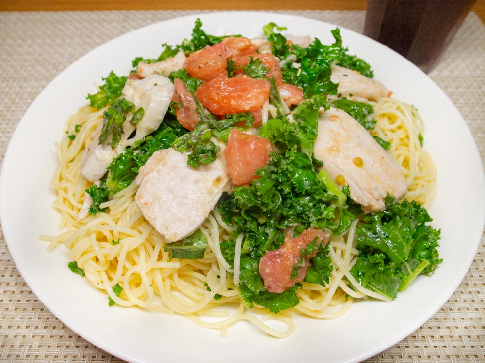 たまねぎドレッシングでケールとトマトの冷製パスタ
