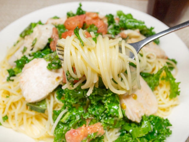 たまねぎドレッシングでケールとトマトの冷製パスタ１