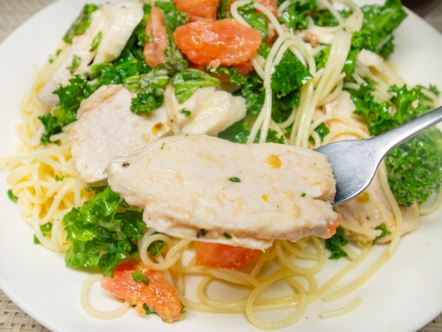 たまねぎドレッシングでケールとトマトの冷製パスタ２